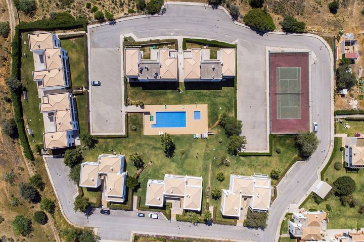 Casa de férias para 4 pessoas, com jardim e piscina infantil e ainda terraço em Pêra