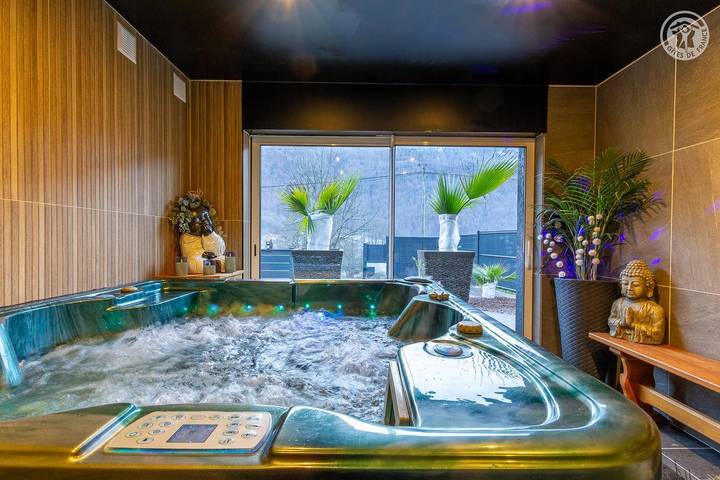 Gîte pour 8 personnes, avec sauna et terrasse ainsi que jacuzzi et jardin à Cevins