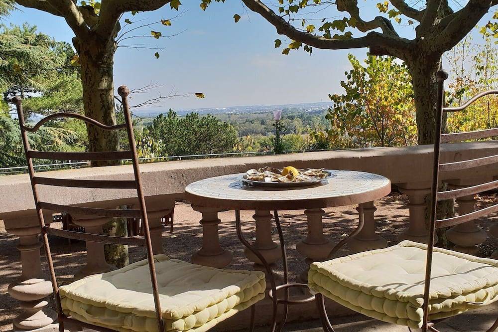 Pabellón Villa Castel Suite con sala de Tv y cocina. in Rillieux-la-Pape, Ródano