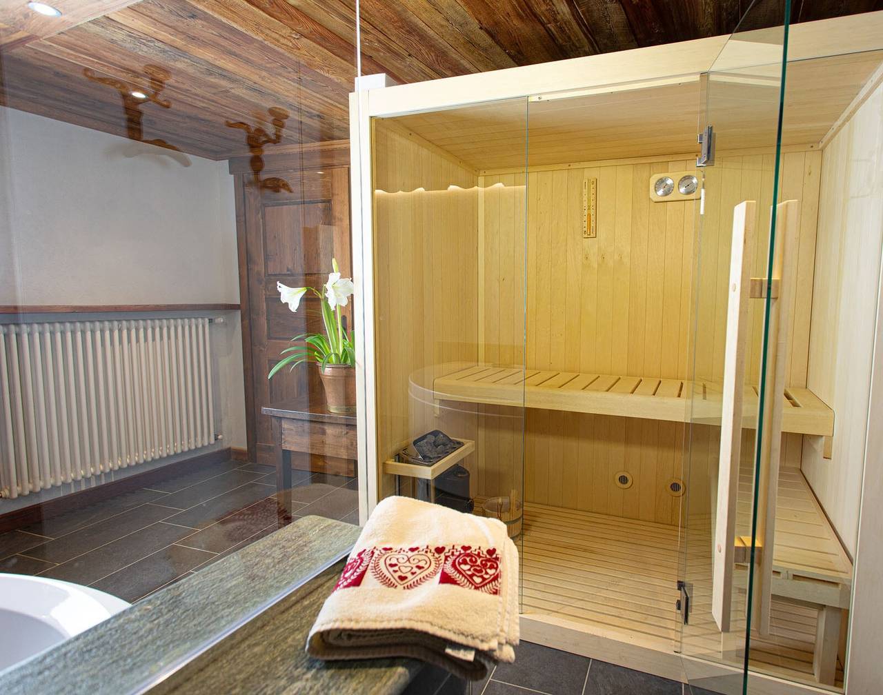 Chalet 'Casa Girod - Rascard' with Mountain View, Private Garden and Wi-Fi in Planaz, Comune di Fontainemore