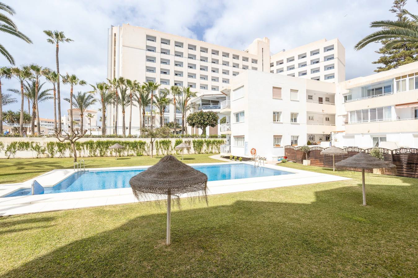 Entire apartment, Large 1-bed Apartment with Shared Pool, Garden, A/C & Wi-Fi in Playa de la Torrecilla, Nerja