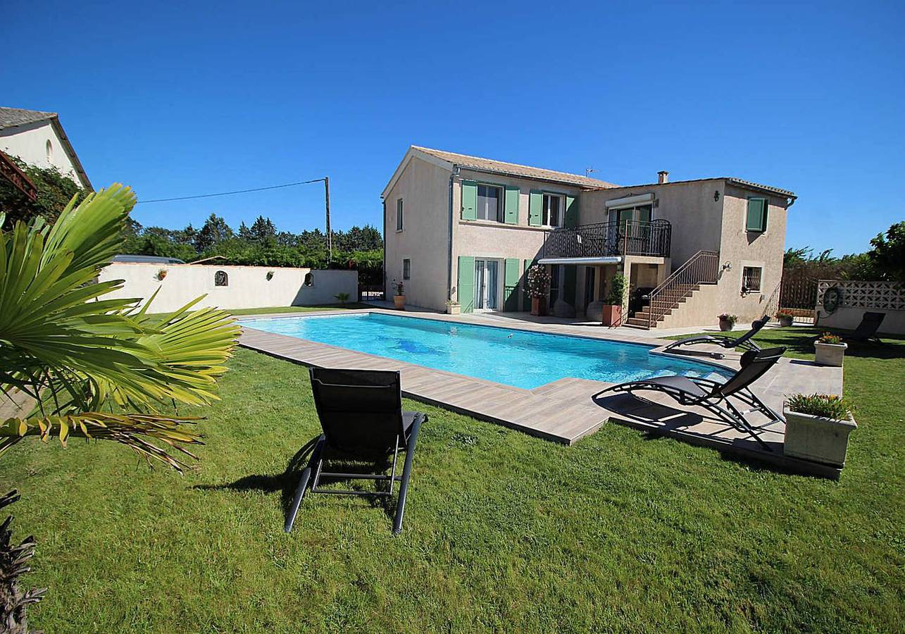 Près de Nîmes, grande villa climatisée, belle piscine, animaux admis (1). in Garons, Région de Nîmes