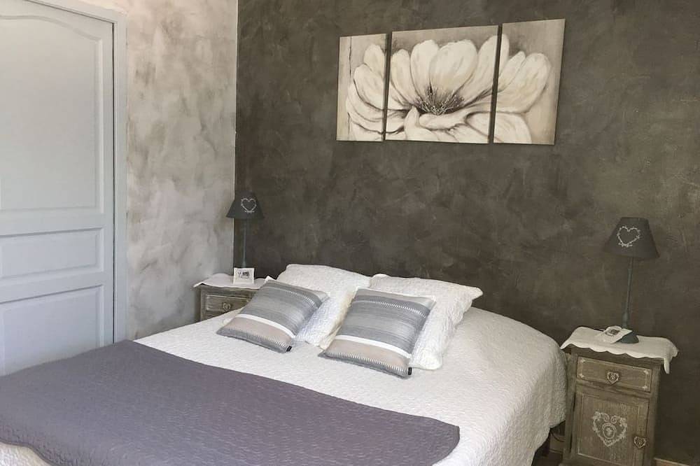 Air-conditioned cottage at a farmer's farm producing fruit from olive trees in Boulbon, Arles region
