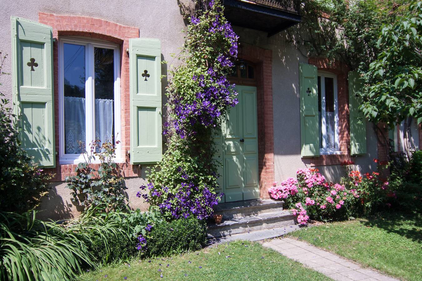 Gîte Decauville – „Im blühenden Garten“ in Bonac-Irazein, Parc naturel régional des Pyrénées ariégeoises