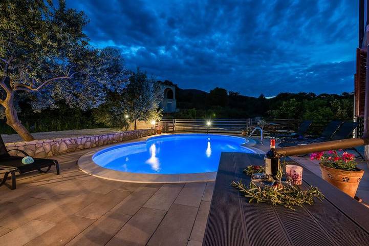 Ferienwohnung für 5 Personen, mit Pool und Garten sowie Balkon und Whirlpool - 1