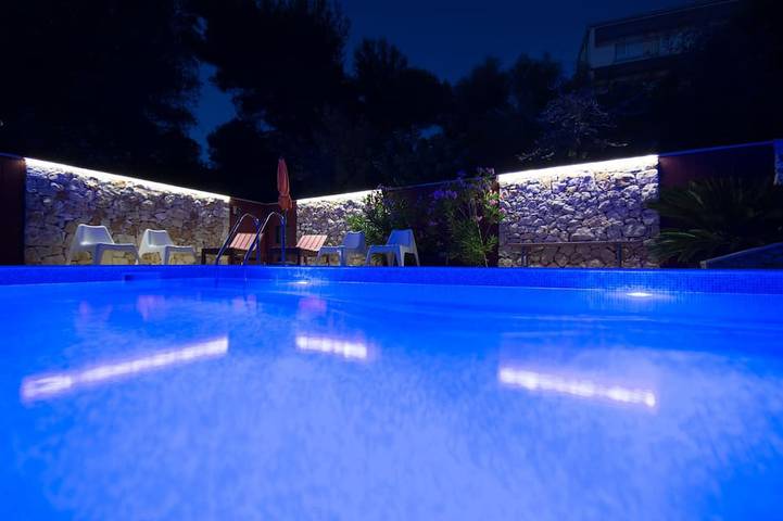 Ferienwohnung für 8 Personen, mit Whirlpool und Garten sowie Balkon