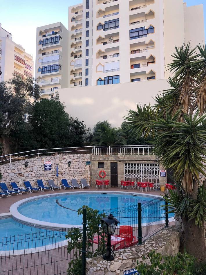 Apartamento entero, Apartamento 'T1 Standard' con piscina compartida, Wi-Fi y aire acondicionado in Praia da Rocha, Portimão