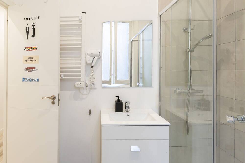Washington: room with comfort and shared areas Gran Vía-Madrid in Centro (Madrid), Madrid