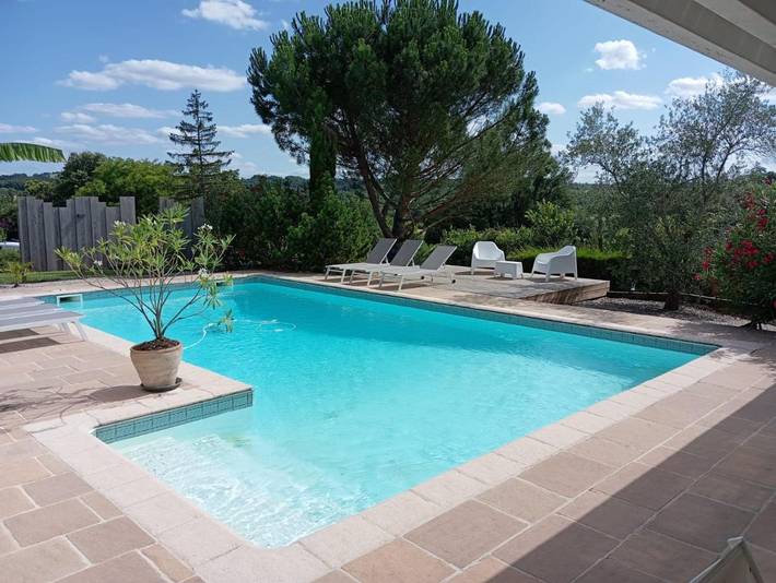 Location de vacances pour 2 personnes, avec jardin et terrasse ainsi que vue et piscine à La Sauvetat-sur-Lède - 4