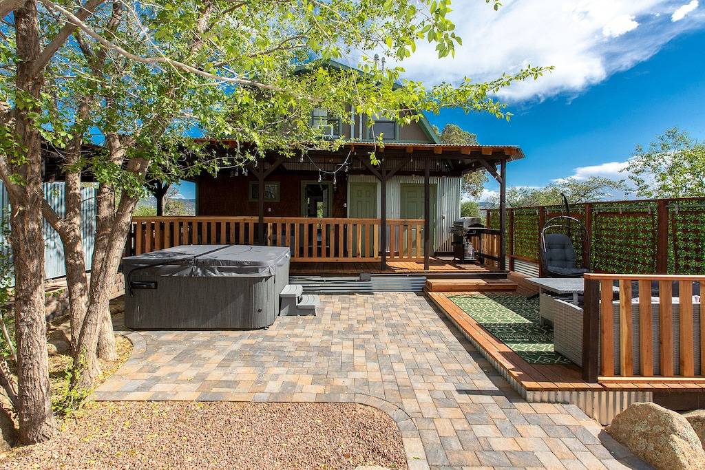 Cozy Boulder Cabin• minutes to downtown Whiskey Row and Rodeo• views• hot tub in Prescott, Yavapai County