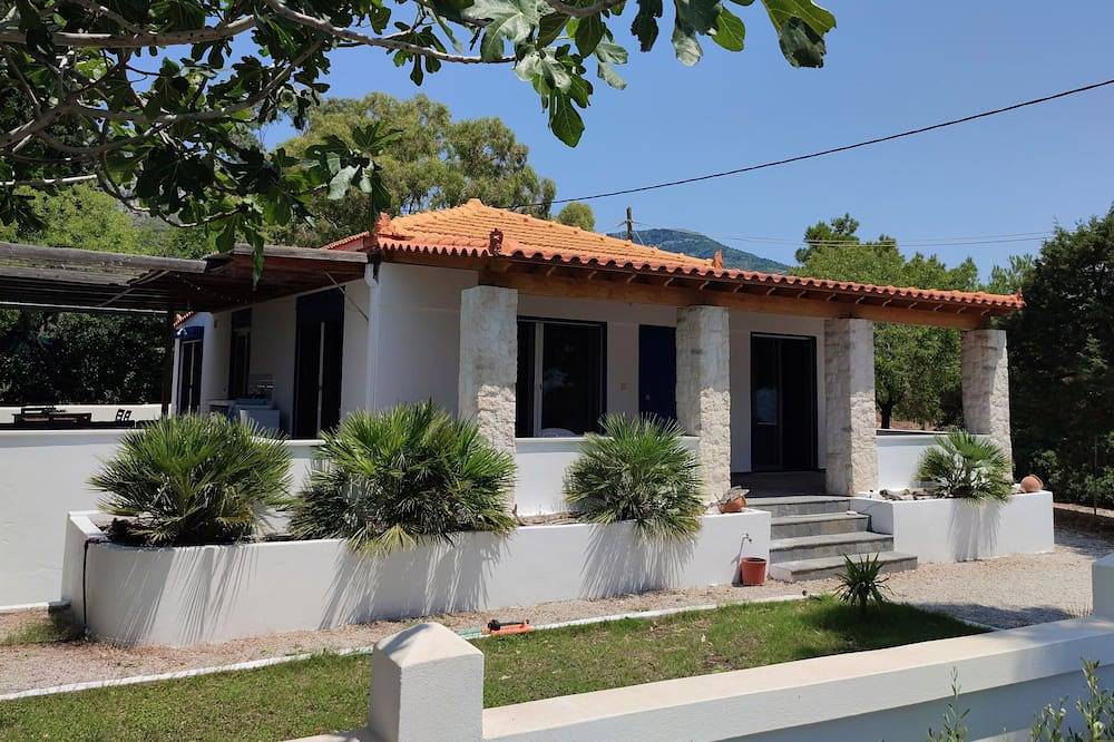 Superb coastal villa.  Sleeps 6. Large private patios. Beaches few minutes walk. in Kampos Marathokampou, Marathokampos