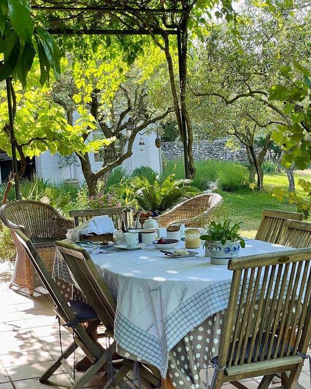 Gîte pour 11 personnes, avec jardin ainsi que terrasse et piscine