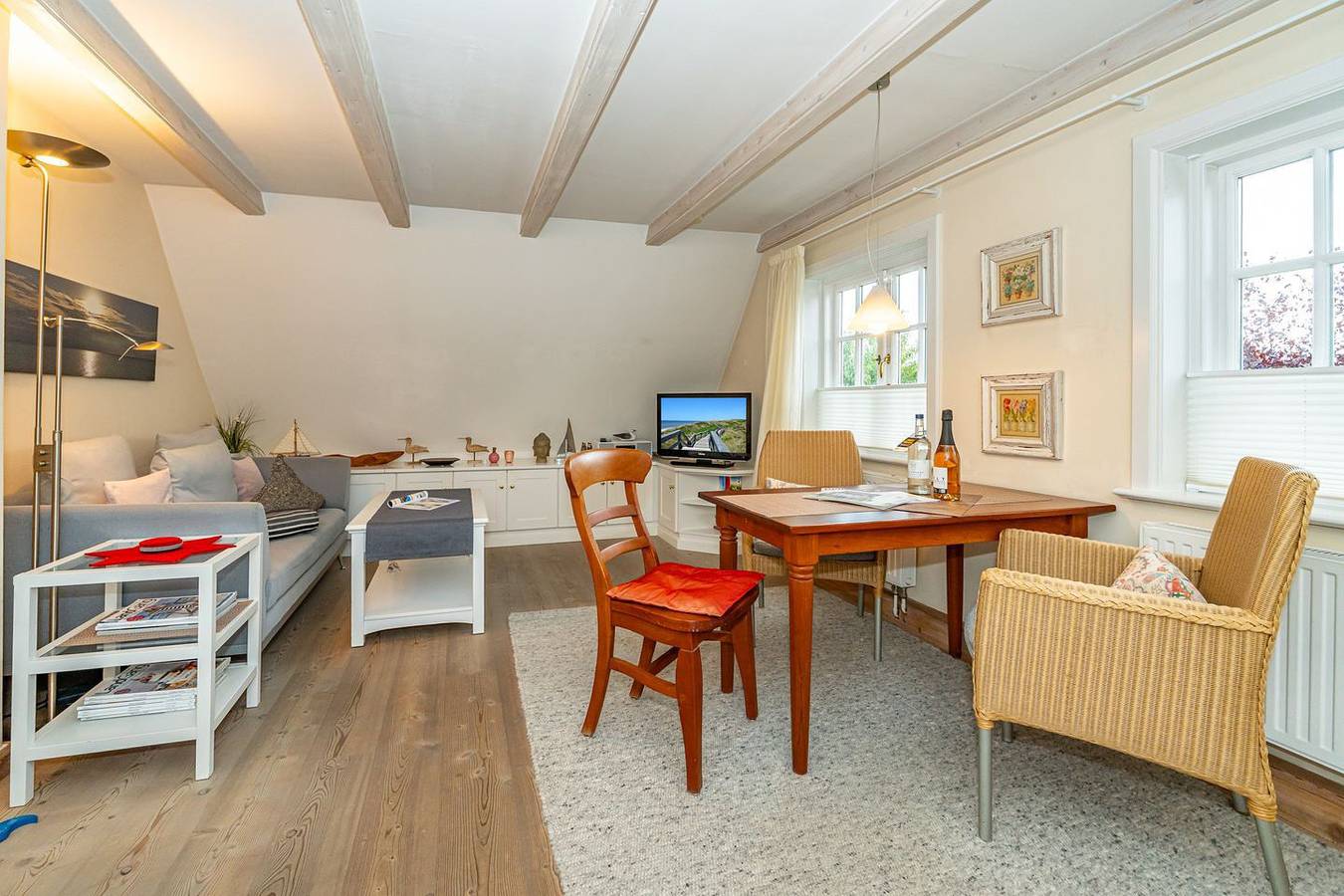 Ganze Wohnung, 2-Zimmer-Ferienwohnung im 1 Og mit Strandkorb vor dem Haus. in Westerland, Sylt (Gemeinde)