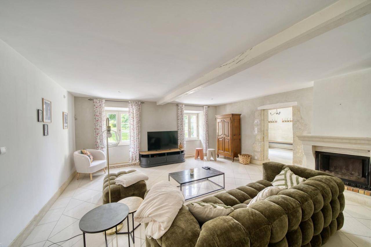 Five-Bedroom House in Ozillac, Région de Jonzac