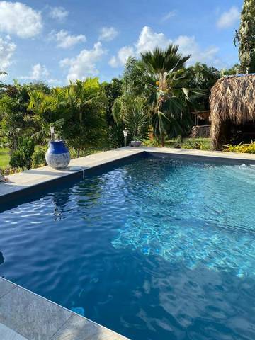 Cottage pour 11 personnes, avec jardin ainsi que vue et piscine, animaux acceptés dans Baignoire de Joséphine