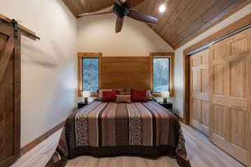 Log Cabin for 2 Guests in Fontana Lake, Swain County, Picture 2