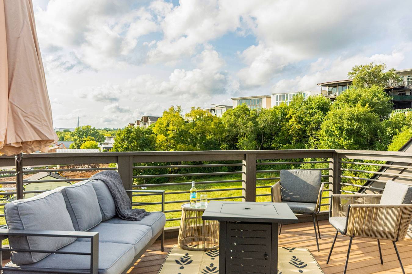 Entire apartment, ️ Modern Nashville Townhouse | Rooftop | Garage in Nashville, Tennessee