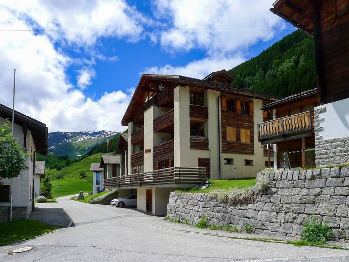 Ferienwohnung für 6 Personen, mit Balkon und Terrasse sowie Ausblick in Sedrun