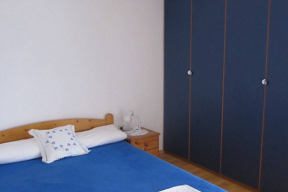 Cijeli apartman, Only 50 m to the beach in a quiet, sheltered bay in Sevid, Splitsko-dalmatinska županija