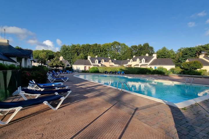 Location de vacances pour 4 personnes, avec jardin ainsi que piscine et terrasse, adapté aux familles à Ploemel - 4