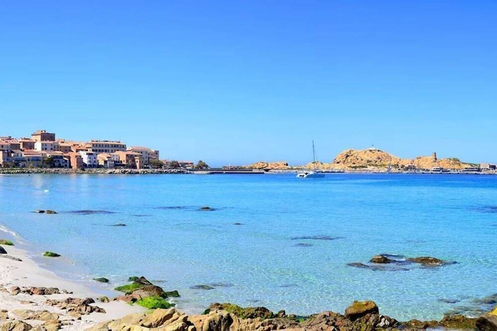 Apartamento entero, Gran T2 nuevo aire acondicionado 20 m² terraza con vistas al mar. Residencia gd pie. in L'Île-Rousse, Region de Calvi