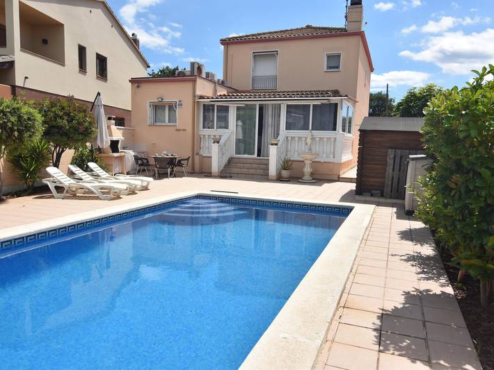 Gîte pour 8 personnes, avec terrasse et jardin, animaux acceptés
