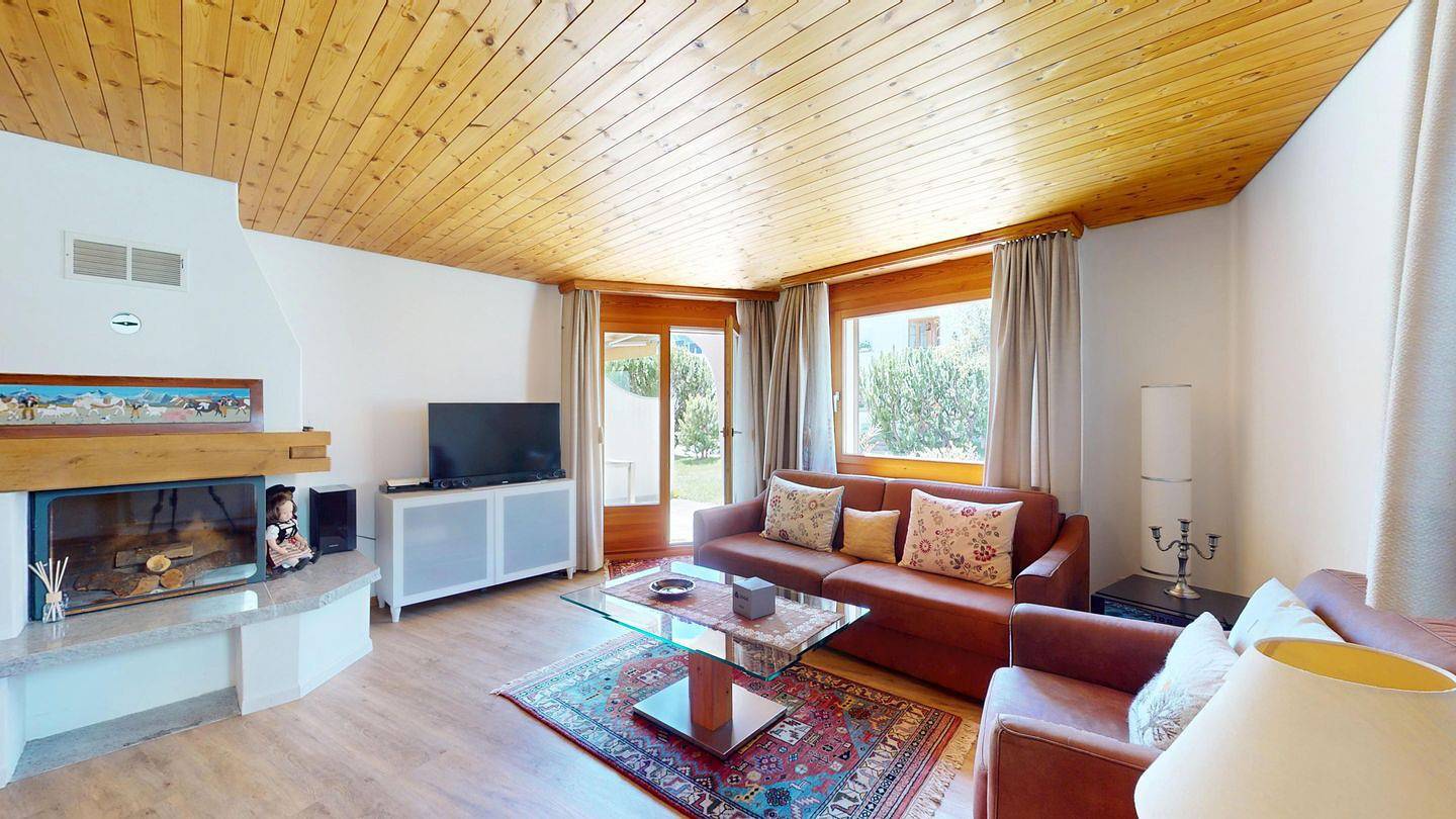 Ganze Wohnung, Geräumige Ferienwohnung in Bever mit Terrasse, Bergblick & Aufzug in Spinas, Bever