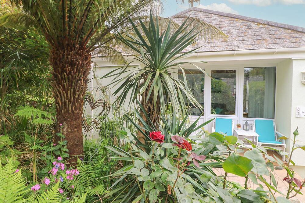 Lighthouse, romantic, country holiday cottage in Praa Sands in Praa Sands, Cornwall