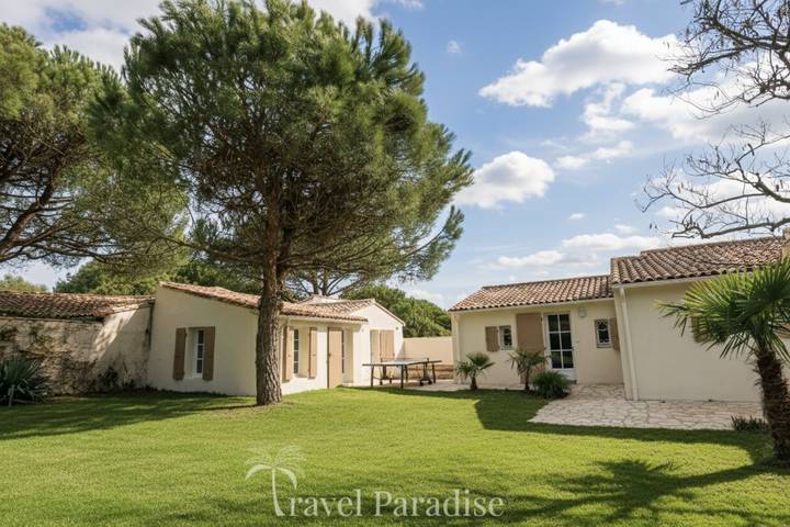 Location de vacances pour 12 personnes, avec jardin et terrasse dans Plage de Trousse-Chemise - 2