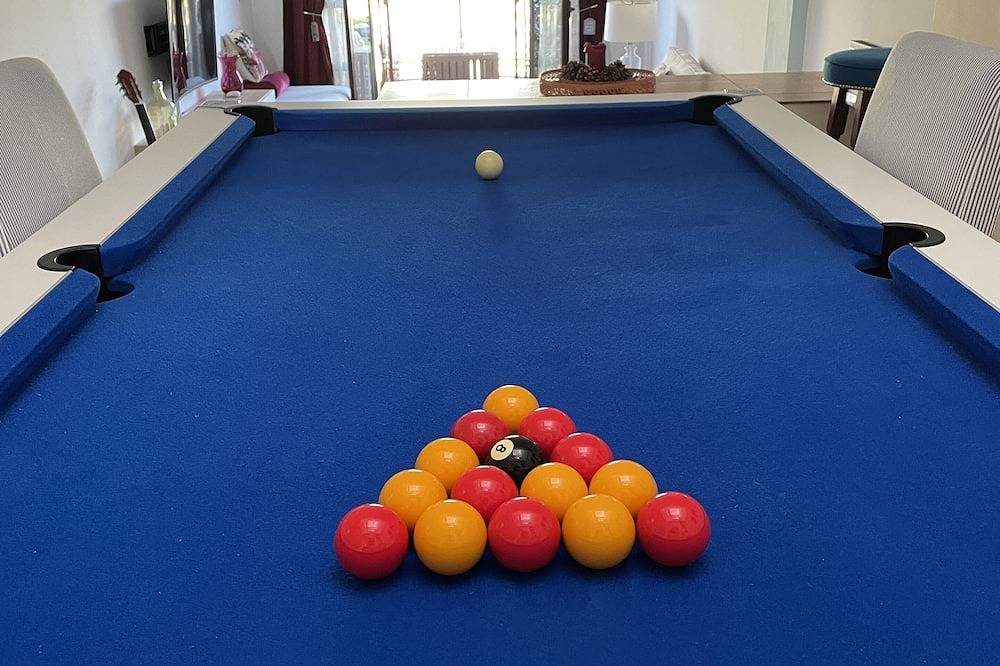 Casa Longy, modern and spacious, beach and golf, family holiday home in La Alcaidesa, San Roque