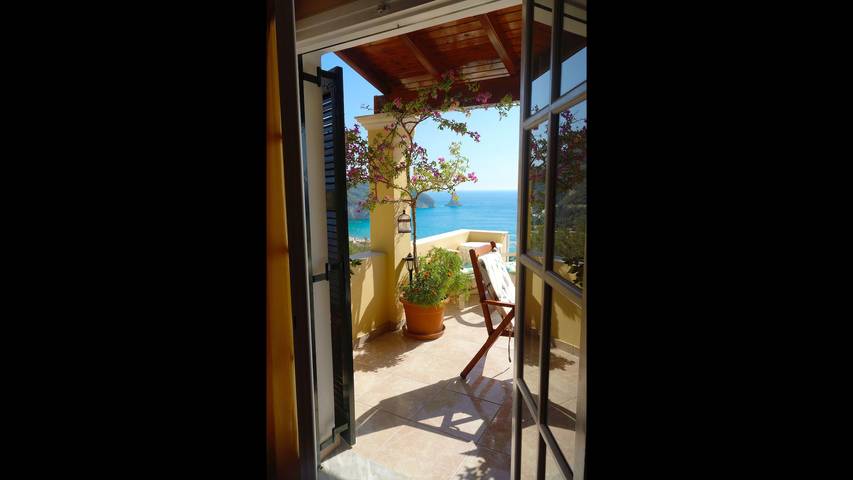 Gîte pour 4 personnes, avec Vue sur l’océan et Balcon/Terrasse ainsi que Jardin et Vue à Agios Gordios - 3