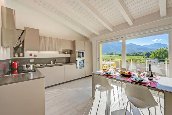 Ganze Wohnung, Mirabelle - Apartment with Terrace & Views in Dro, Gardasee-Berge