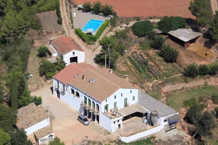 Gîte pour 5 personnes, avec terrasse ainsi que jardin et piscine