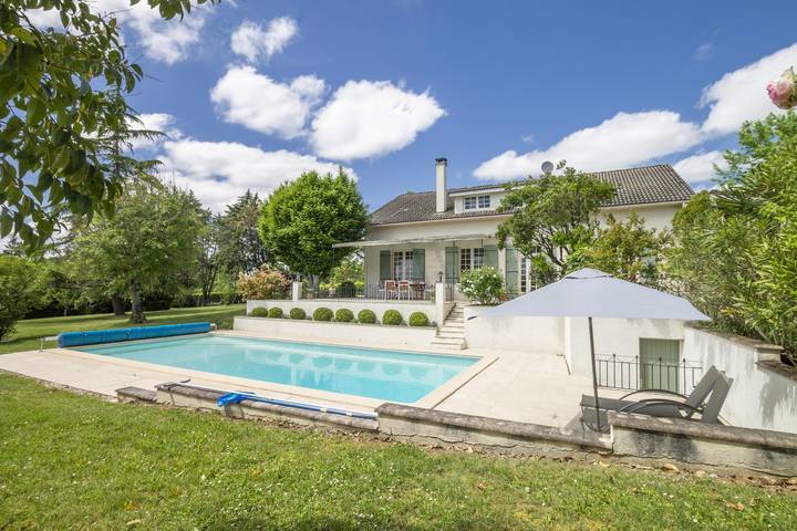 Location de vacances pour 8 personnes, avec Balcon ainsi que Terrasse et Jardin à Villeneuve-sur-Lot