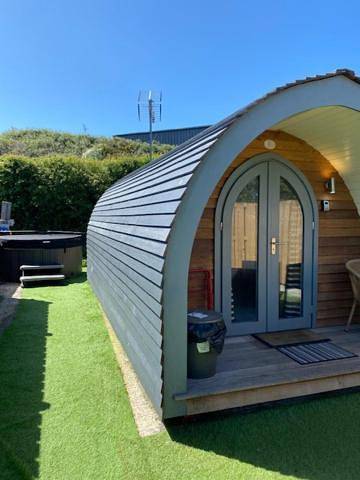 Holiday letting for 2 people, with Hot tub and Terrace as well as Garden and Pool in Aberystwyth