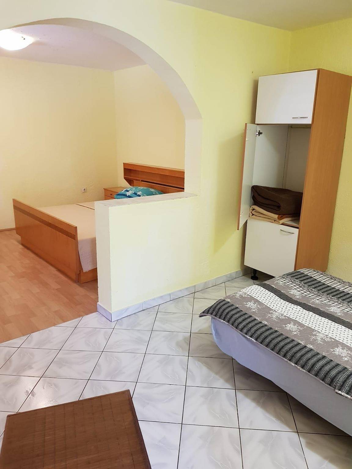 Ganze Ferienwohnung, App in Erdgeschoss Meerblick Terasse etage ober in Karlobag, Naturpark Velebit