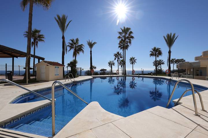 Entire apartment, Apartment 'Bermuda Beach 7' Close to the Beach with Pool, Garden & Wi-Fi in Buenas Noches, Estepona
