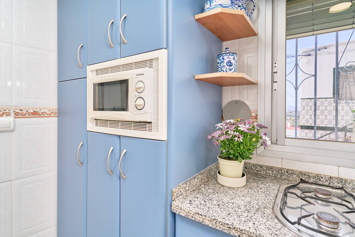 Apartamento entero, Apartamento 'Encantadora Casa Andaluza' con vistas al mar, Wi-Fi y aire acondicionado in Salobreña, Costa Tropical