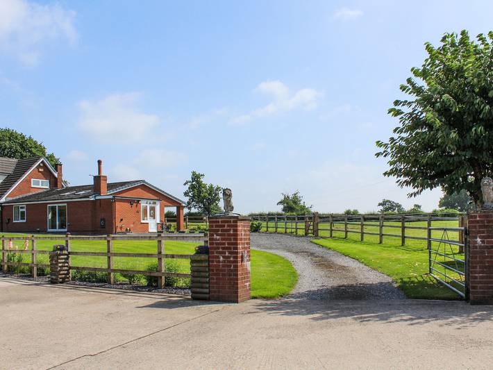 Log cabin for 4 people, with garden in Cheshire