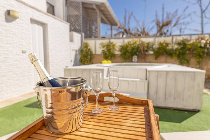 Villa für 6 Personen, mit Balkon/Terrasse und Whirlpool in Apulien - 2