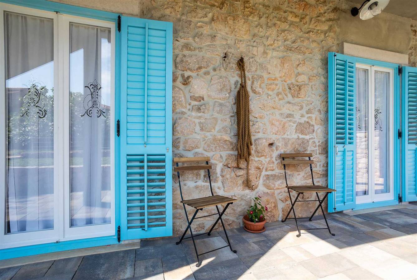 Steinhaus Katarina mit Pool, nur 50 m vom Meer entfernt in Klimno, Krk