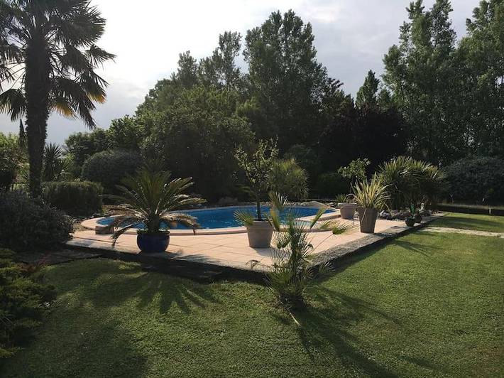 Gîte pour 4 personnes, avec Terrasse et Jardin ainsi que Piscine et Vue à Saint-Loubès
