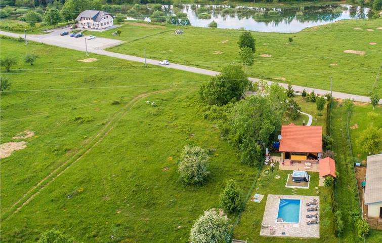 Charmantes Apartment mit einem Schlafzimmer, Pool und Terrasse in Flussnähe in Lovinac, Lika-Senj