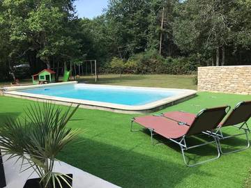 Gîte pour 8 personnes, avec jardin ainsi que piscine et terrasse à Agonac