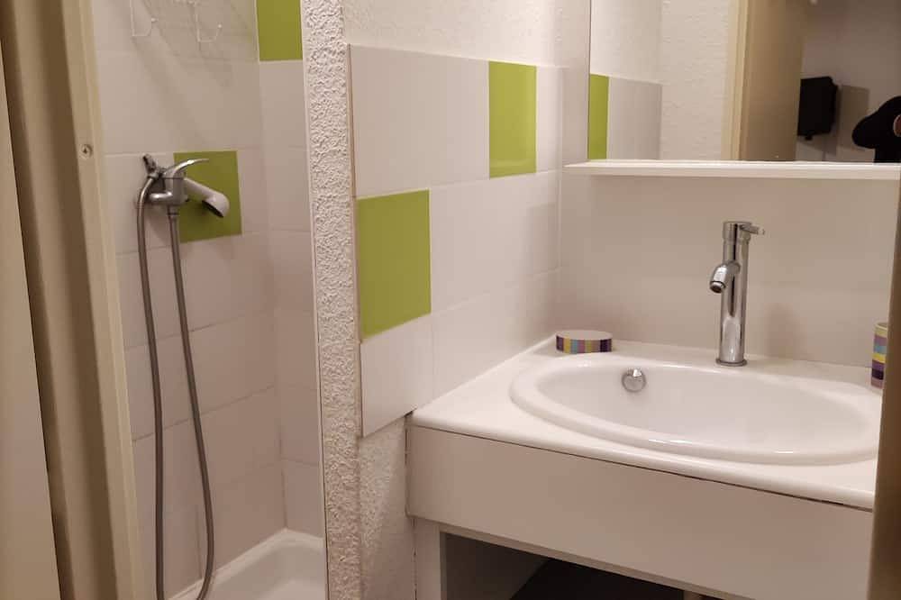 4-Person Chalet . nearby attractions. Air conditioning in Hourtin, Parque natural regional del Médoc