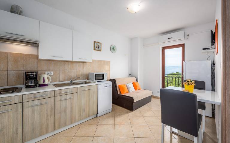 Geheel appartement, Vakantieappartement voor 3 personen met zwembad in Raša, Oostkust Istrië