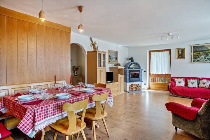 Ferienhaus 'Magda' mit Bergblick, privatem Garten und Balkon in Tesero, Fleimstaler Alpen