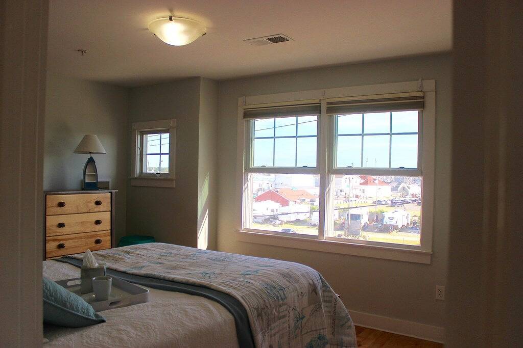 Wasseransichten von jedem Fenster! Spazieren Sie zum Strand von Salty Brine oder Sand Hill Cove! in Narragansett, Washington County (RI)