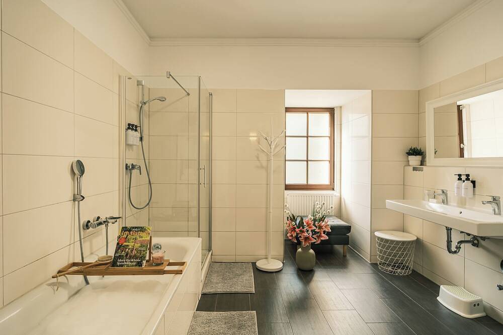 Ganze Wohnung, Rhein Haven - 125m² Wohlfühl-Appartement, Ideal für Familien & Teams + Parkplatz in Frechen, Rhein-Erft-Kreis