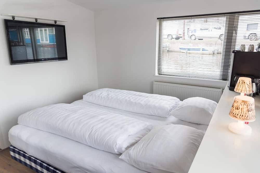 Houseboat next to Amstel in the City Centre (1br) in Dutch Coast